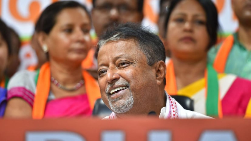 উত্তর ২৪ পরগনার বীজপুরের কাঁচরাপাড়া৷ আর আজীবনই তিনি ছিলেন ‘কাঁচরাপাড়ার ছেলে’৷ ১৯৫৪ সালের ১৭ এপ্রিল ব্যারাকপুর শিল্পাঞ্চলের এক মধ্যবিত্ত পরিবারে তাঁর জন্ম৷ বাবার নাম ছিল যুগল রায়, মা রেখা রায়৷ পাঁচ সন্তানের মধ্যে একমাত্র পুত্র৷ উত্তর ২৪ পরগনার বীজপুরের কাঁচরাপাড়া৷ আর আজীবনই তিনি ছিলেন ‘কাঁচরাপাড়ার ছেলে’৷ ১৯৫৪ সালের ১৭ এপ্রিল ব্যারাকপুর শিল্পাঞ্চলের এক মধ্যবিত্ত পরিবারে তাঁর জন্ম৷ বাবার নাম ছিল যুগল রায়, মা রেখা রায়৷ পাঁচ সন্তানের মধ্যে একমাত্র পুত্র৷