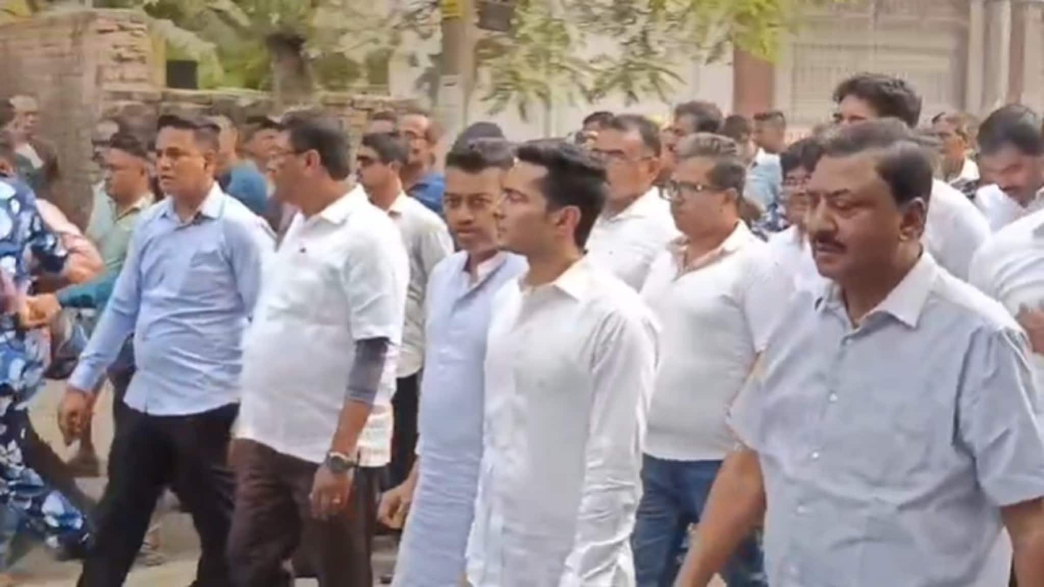 মুকুলের শেষ যাত্রায় আগলে রাখলেন শুভ্রাংশুকে, কাঁচরাপাড়াতেও মিছিলে পা মেলালেন অভিষেক!