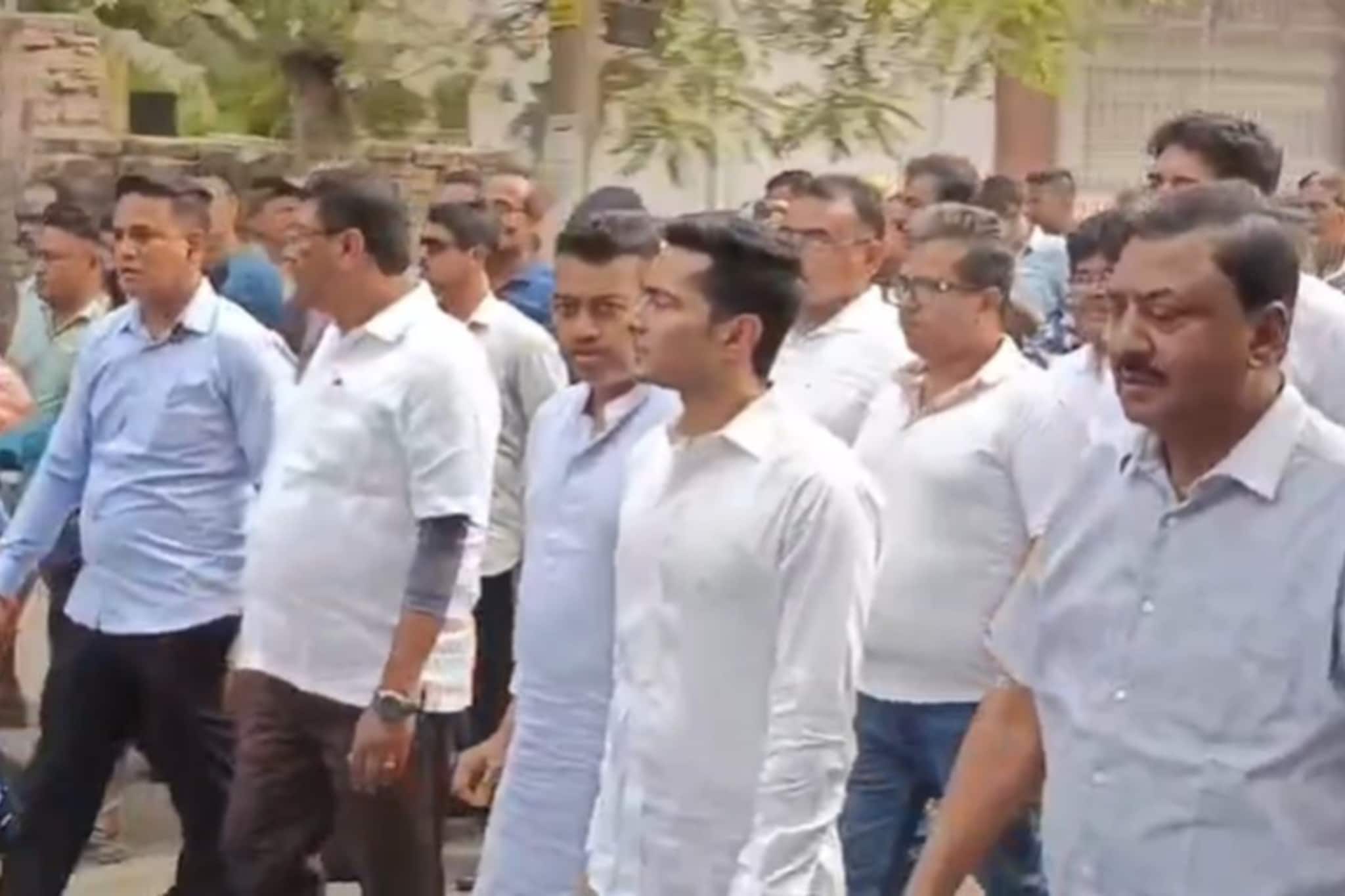 মুকুলের শেষ যাত্রায় আগলে রাখলেন শুভ্রাংশুকে, কাঁচরাপাড়াতেও মিছিলে পা মেলালেন অভিষেক!