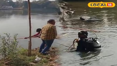 मुर्शिदाबाद में गंगा में गिरी कार, ड्राइवर घायल.