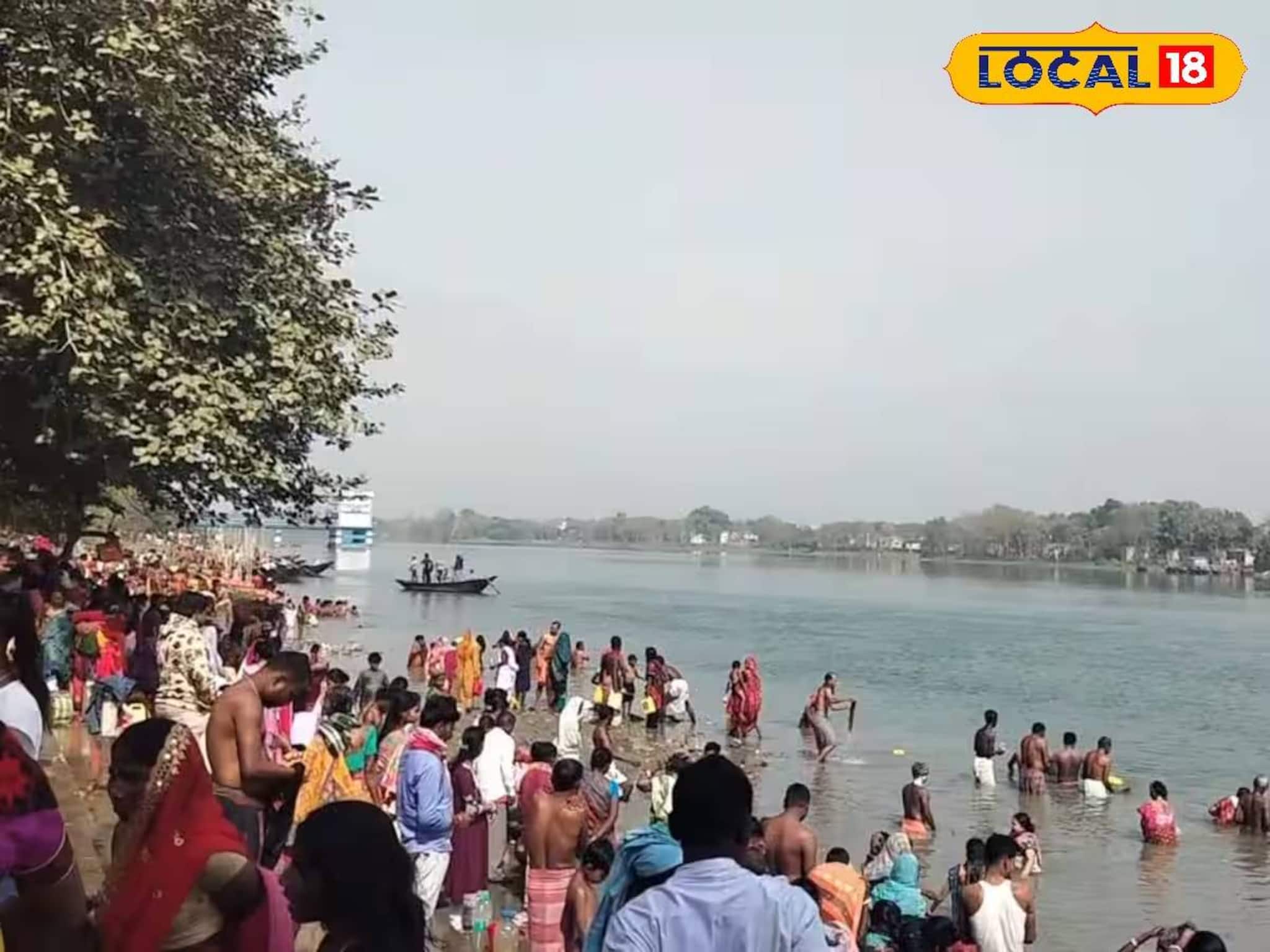 'সম্প্রীতির মিলনক্ষেত্র' জিয়াগঞ্জ-আজিমগঞ্জ! বিশেষ দিনে গঙ্গাস্নানের টানে পুণ্যার্থীদের ভিড় 'সম্প্রীতির মিলনক্ষেত্র' জিয়াগঞ্জ-আজিমগঞ্জ! বিশেষ দিনে গঙ্গাস্নানের টানে পুণ্যার্থীদের ভিড়