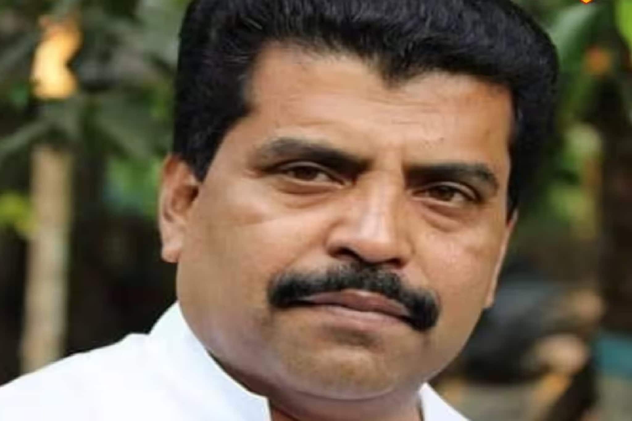 এ কী করলেন বিধায়ক নারায়ণ গোস্বামী! কাকে করলেন ‘ফ্লাইং কিস’?রোমান্টিক বিধায়ককে নিয়ে চর্চা