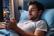 Sleeping with Smartphone: স্মার্টফোন বিছানায় নিয়ে ঘুমোতে যান রাতে? আপাদমস্তক কম্বলে ঢেকে তার নীচেও দেখতে থাকেন ফোন? নিজেই চরম সর্বনাশ করছেন নিজের