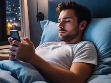 স্মার্টফোন বিছানায় নিয়ে ঘুমোতে যান রাতে? নিজেই চরম সর্বনাশ করছেন নিজের...জানেন কী?