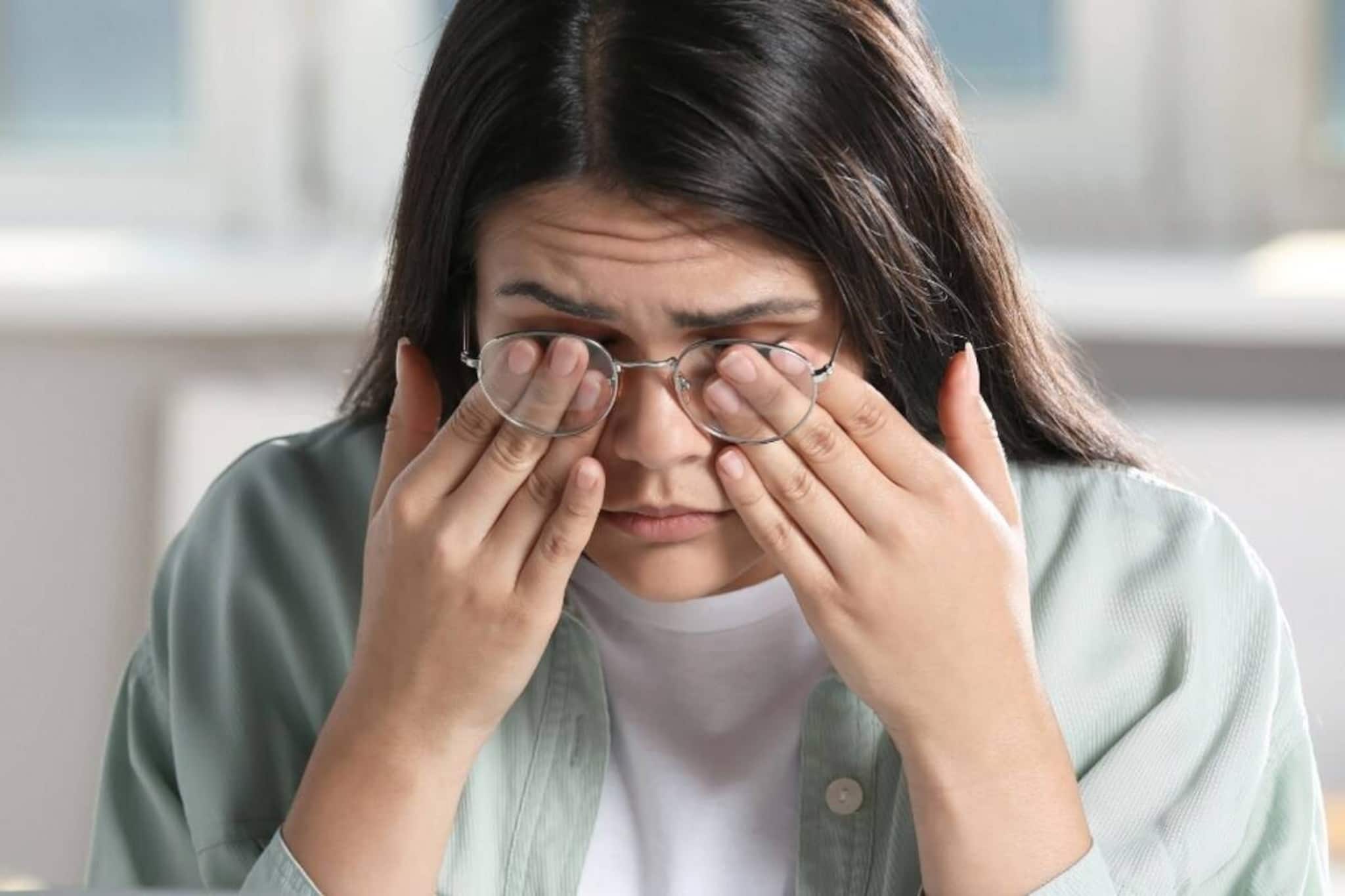 চোখে কিছু পড়লেই হাত দিয়ে চুলকোতে থাকেন? জলের ঝাপটা দেন? নিজেই নিজের বড় ক্ষতি করছেন চোখে কিছু পড়লেই হাত দিয়ে চুলকোতে থাকেন? জলের ঝাপটা দেন? নিজেই নিজের বড় ক্ষতি করছেন