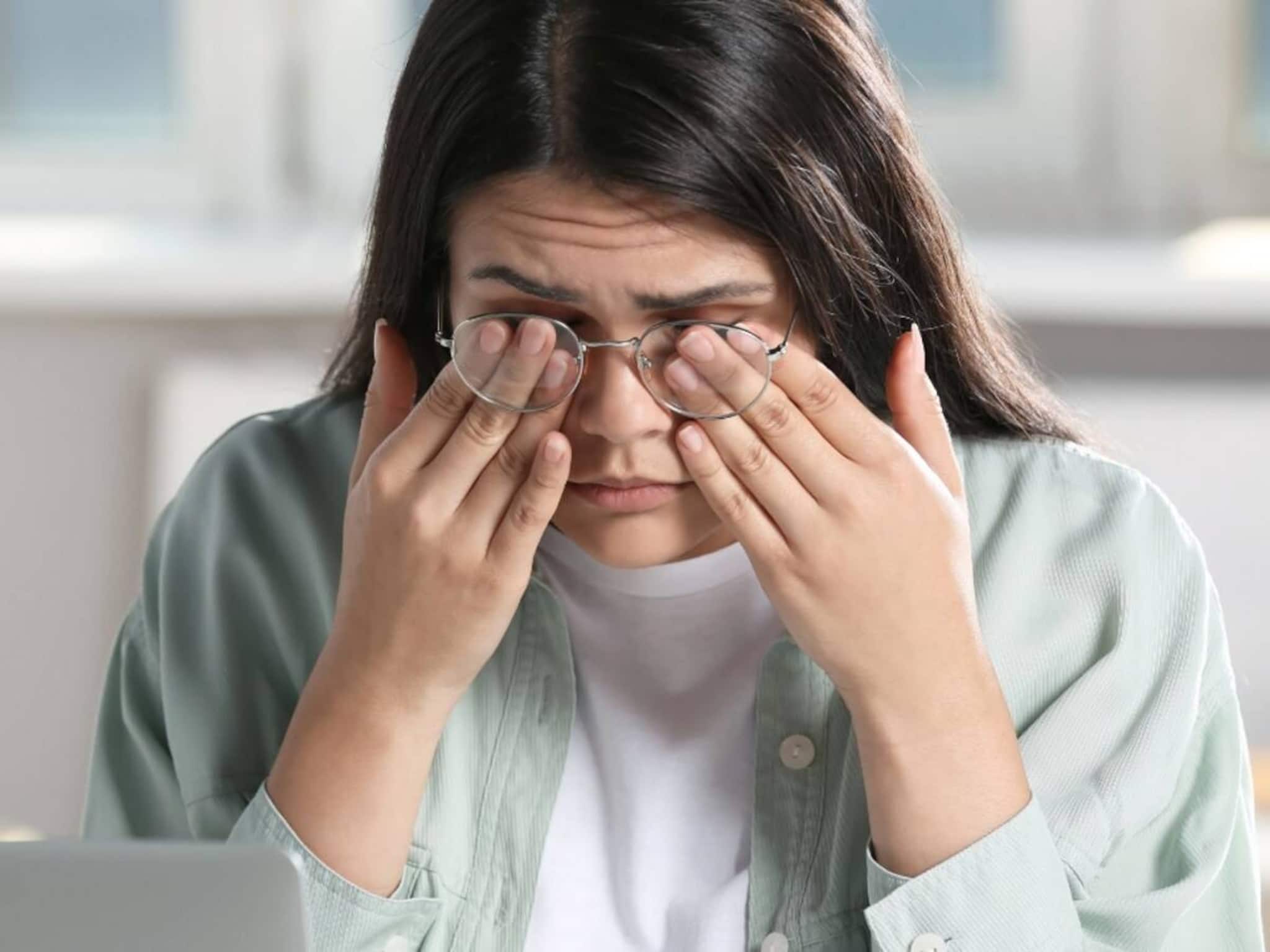 চোখে কিছু পড়লেই হাত দিয়ে চুলকোতে থাকেন? জলের ঝাপটা দেন? নিজেই নিজের বড় ক্ষতি করছেন