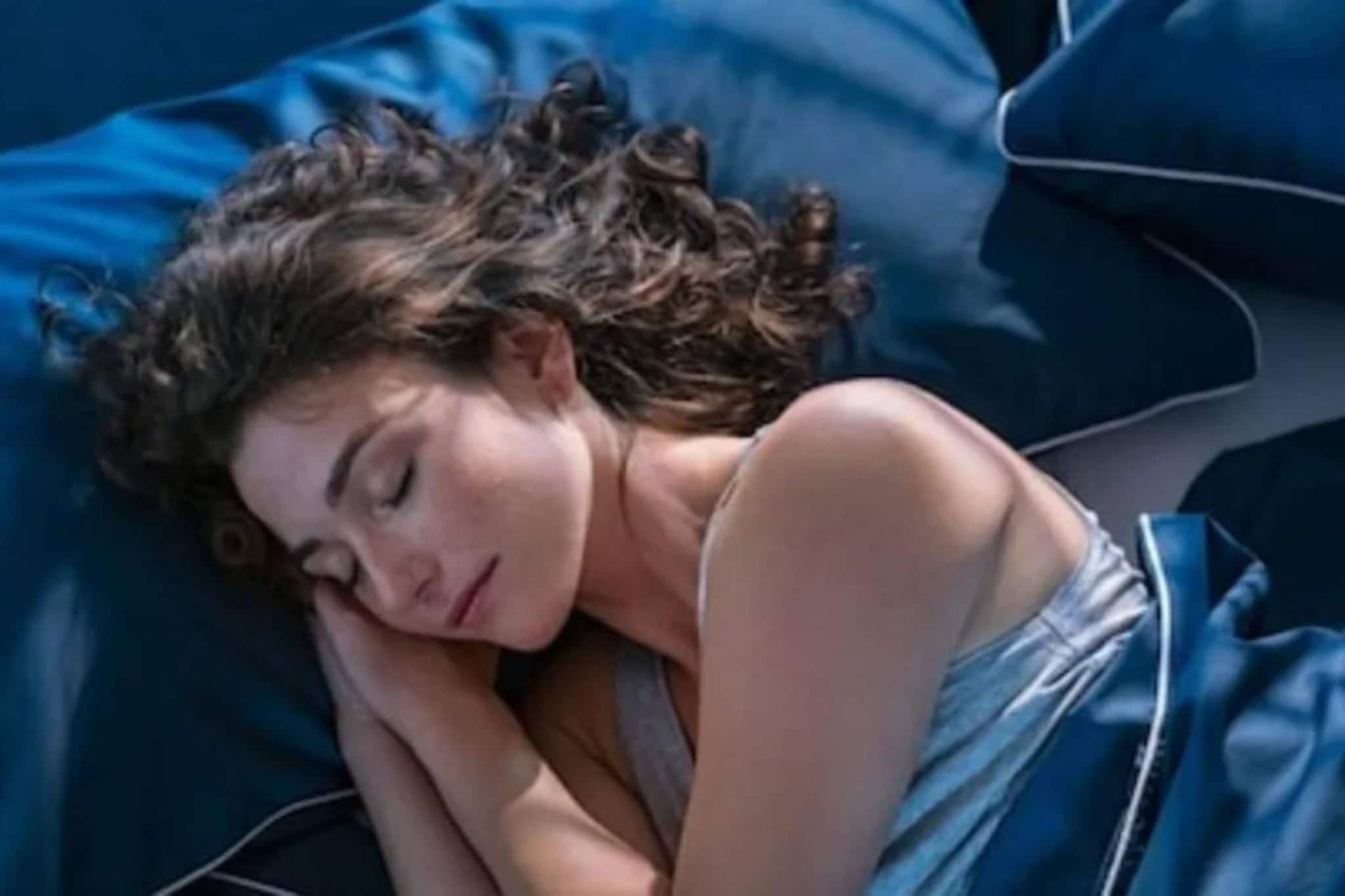 রাতে উষ্ণ জলে নুন মিশিয়ে ছোট্ট কাজ! সারাদিনের ক্লান্তি দূর হয়ে চোখে নেমে আসবে আরামের ঘুম