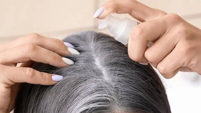 অল্প বয়সে চুল পেকে যাওয়া আজকের দিনে একটি বড় সমস্যা হয়ে দাঁড়িয়েছে। আগে চুল পেকে যাওয়াকে বার্ধক্যের লক্ষণ হিসেবে বিবেচনা করা হত, কিন্তু এখন খারাপ খাদ্যাভ্যাস, মানসিক চাপ এবং দূষণের কারণে তরুণদের চুলও দ্রুত পেকে যাচ্ছে। 