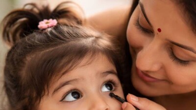 একটা সময় ছিল যখন ব্যাপকভাবে বিশ্বাস করা হত যে শিশুদের চোখে কাজল লাগানো সৌভাগ্য বয়ে আনে। ধারণা করা হত এটি খারাপ নজর দূর করে এবং শিশুর সৌন্দর্য বৃদ্ধি করে। তবে, একসময় যাকে নিরীহ বলে মনে করা হত তা এখন শিশুদের স্বাস্থ্যের জন্য উদ্বেগের কারণ হয়ে দাঁড়িয়েছে।