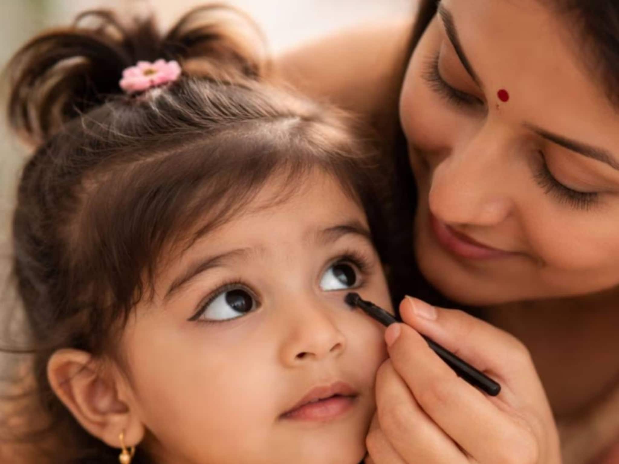 আপনার বাচ্চার চোখে রোজ কাজল পরান? বড় ক্ষতি! জানুন বিশেষজ্ঞ কী বলছেন