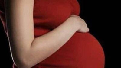 জৈবিকভাবে, প্রাকৃতিক গর্ভধারণ বয়স এবং ডিম্বাশয়ের গুণমান ও পরিমাণের সঙ্গে ঘনিষ্ঠভাবে জড়িত। ডাঃ ধিব্য চন্দ্রশেখর, কনসালট্যান্ট অবস্টেট্রিশিয়ান এবং গাইনোকোলজিস্ট, মাদারহুড হসপিটালস, সারজাপুর, বেঙ্গালুরু ব্যাখ্যা করেন, "মহিলাদের সীমিত সংখ্যক ডিম্বাণুর গুণমান এবং পরিমাণ সময়ের সঙ্গে সঙ্গে উভয়ই হ্রাস পায়।"