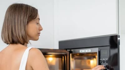 অনেক পরিবারের জন্য, মাইক্রোওয়েভ হল চূড়ান্ত সময় সাশ্রয়কারী। অবশিষ্টাংশ সরাসরি ফ্রিজ থেকে হিটারে যায়, প্রায়ই একই প্লাস্টিকের বাক্সে সংরক্ষণ করা হয়। এটি ব্যবহারিক, দক্ষ এবং সম্পূর্ণ রুটিন বলে মনে হয়। তবুও, মাইক্রোপ্লাস্টিক এবং রাসায়নিকের সংস্পর্শ সম্পর্কে সচেতনতা বৃদ্ধির সঙ্গে সঙ্গে, এই দৈনন্দিন শর্টকাটটি ডাক্তারদের কাছ থেকে নতুন করে তদন্তের মুখোমুখি হচ্ছে যারা বলছেন যে ঝুঁকি তাৎক্ষণিক নাও হতে পারে, তবে এটি তুচ্ছও নয়।