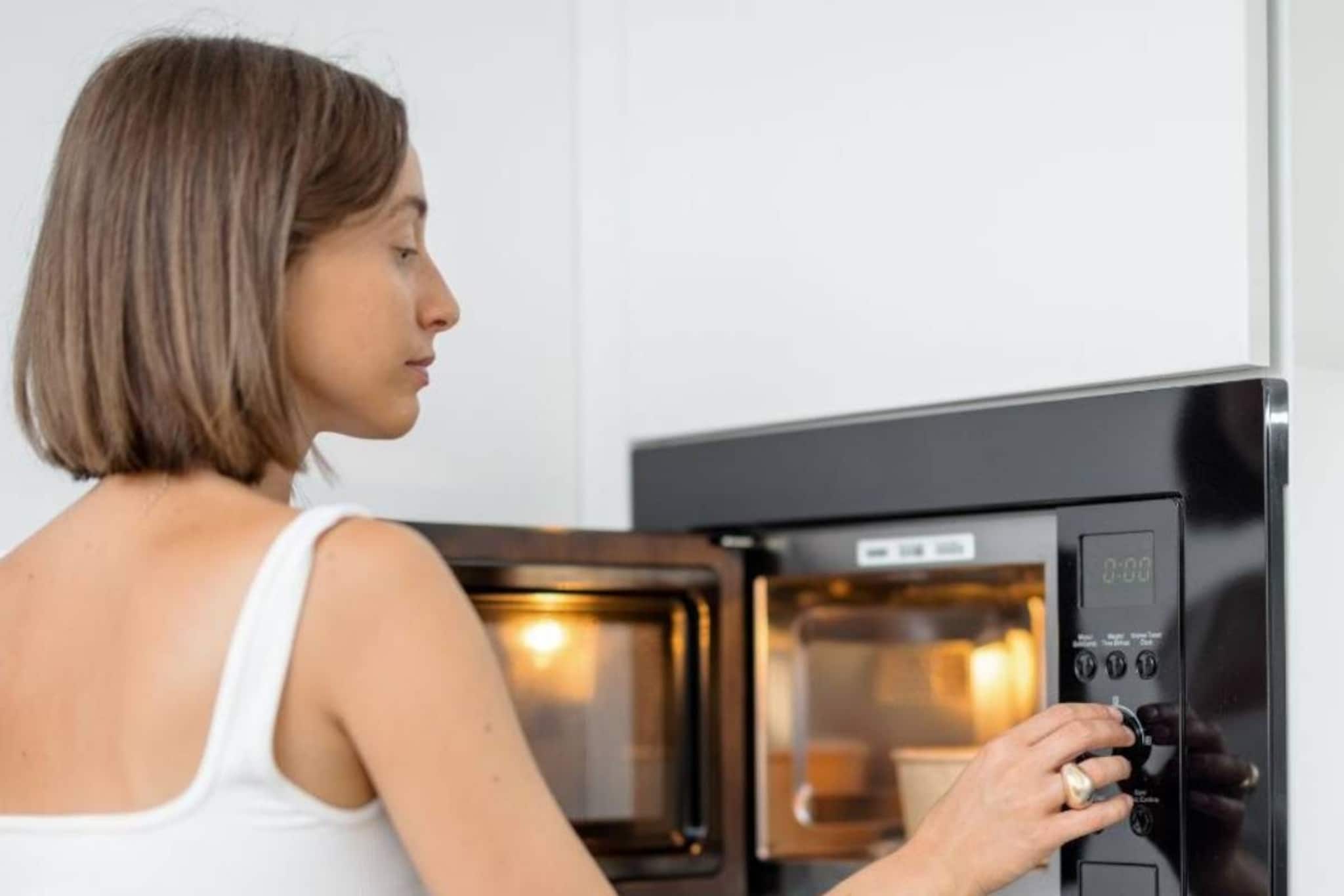 প্লাস্টিকের পাত্রে খাবার গরম করেন মাইক্রোওয়েভ আভেনে? তিলে তিলে ফোঁপড়া হয়ে যায় শরীর?