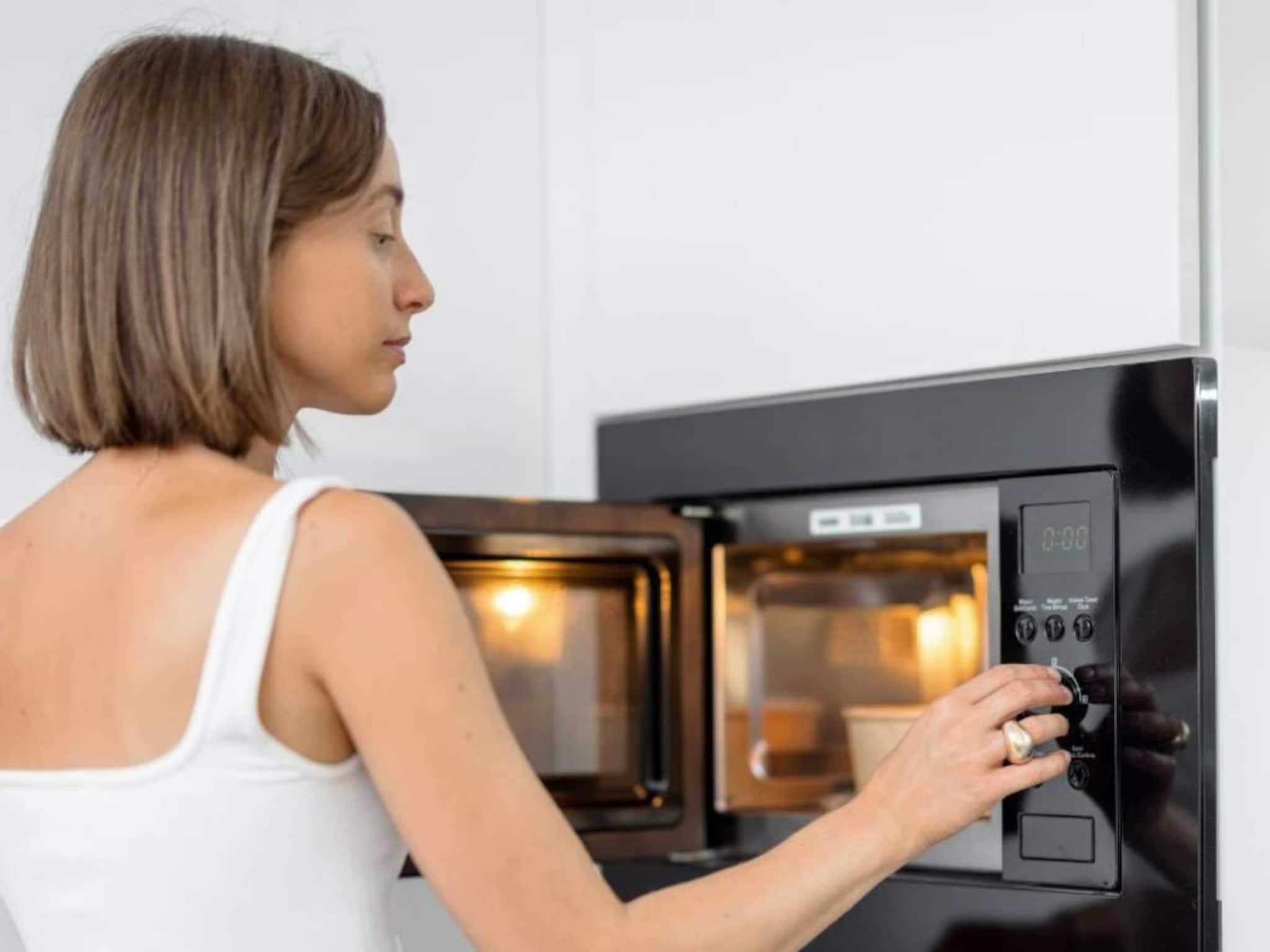 প্লাস্টিকের পাত্রে খাবার গরম করেন মাইক্রোওয়েভ আভেনে? তিলে তিলে ফোঁপড়া হয়ে যায় শরীর?