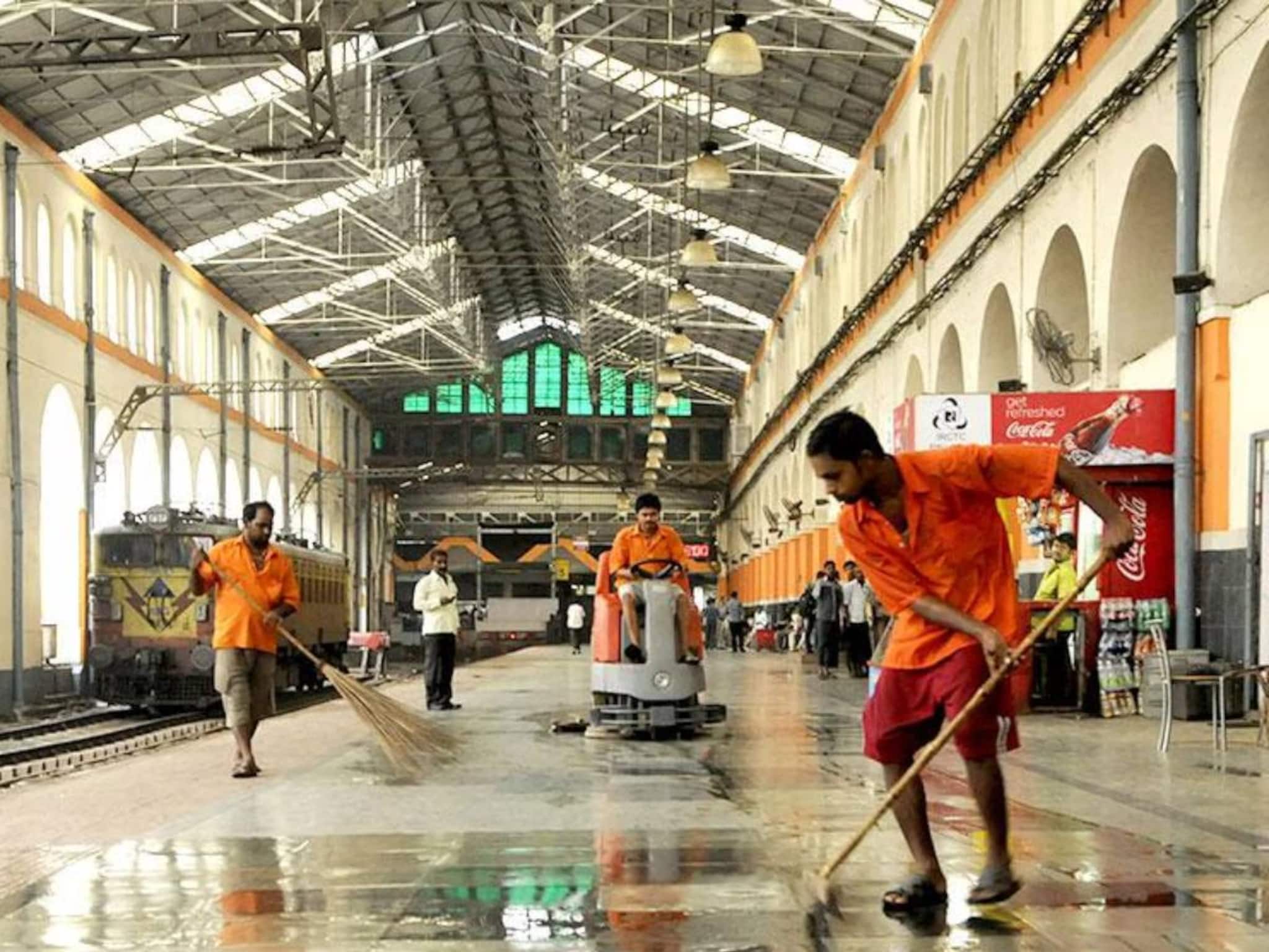 ৭১ হাজার যাত্রীর কাছ থেকে পূর্ব রেলের জরিমানা আদায় ট্রেন ও প্ল্যাটফর্ম নোংরা করার জন্য