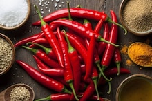 Red Chillis Benefits & Side Effects: বদ কোলেস্টেরল রুখে হৃদরোগের ঝুঁকি কমালেও এই ৪ সমস্যায় ভুলেও মুখে দেবেন না লাল লঙ্কা!