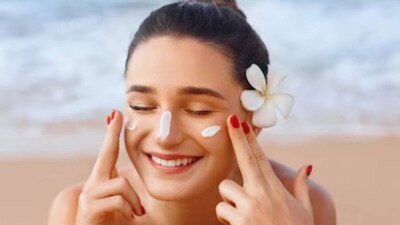 প্রকৃত সৌন্দর্য প্রাকৃতিক। সঠিক যত্নের সাথে, সেই উজ্জ্বলতা সবচেয়ে বেশি উজ্জ্বল হয়। ম্যাক্স হাসপাতালের একজন চর্মরোগ বিশেষজ্ঞ এবং প্রধান পরামর্শদাতা ডঃ সাক্ষী শ্রীবাস্তব বলেন যে যখন আমরা আমাদের খাদ্যাভ্যাসের ভারসাম্য বজায় রাখি এবং রাসায়নিক এবং মেকআপের পরিবর্তে প্রাকৃতিক উপাদানের উপর মনোযোগ দিই, তখন আমাদের ত্বক উজ্জ্বল হয়।