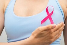 Breast Cancer Symptoms: শুধুই নয় মাংসপিণ্ড! চিনে নিন ব্রেস্ট ক্যানসারের বাকি ৫ লক্ষণও! ভয় নয়, সতর্ক থাকুন সবসময়