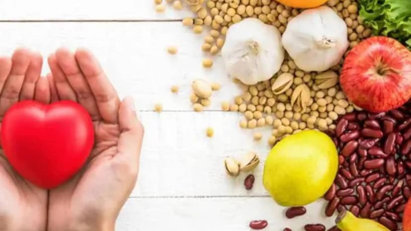 আজকাল মানুষের জীবনযাত্রা এবং খাদ্যাভ্যাস সম্পূর্ণরূপে বদলে গেছে। বেশিরভাগ মানুষের ঘুম এবং ঘুম থেকে ওঠার নির্দিষ্ট সময় নেই। মানুষ রাত পর্যন্ত জেগে থাকে, এবং এর ফলে তাদের স্বাস্থ্যের উপর নেতিবাচক প্রভাব পড়ে। জাঙ্ক ফুড সকলের খাদ্যতালিকার একটি অংশ হয়ে উঠেছে। আজকাল মানুষের জীবনযাত্রা এবং খাদ্যাভ্যাস সম্পূর্ণরূপে বদলে গেছে। বেশিরভাগ মানুষের ঘুম এবং ঘুম থেকে ওঠার নির্দিষ্ট সময় নেই। মানুষ রাত পর্যন্ত জেগে থাকে, এবং এর ফলে তাদের স্বাস্থ্যের উপর নেতিবাচক প্রভাব পড়ে। জাঙ্ক ফুড সকলের খাদ্যতালিকার একটি অংশ হয়ে উঠেছে।