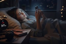 Mobile & Insomnia: গভীর রাত পর্যন্ত মোবাইল ফোন দেখেন? সাবধান! আপনিও শিকার হতে পারেন এই ভয়ঙ্কর রোগের