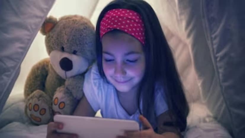 আজকাল স্মার্টফোন, ল্যাপটপ এবং ট্যাবলেট কেবল আমাদের ব্যক্তিগত জীবনেরই নয়, আমাদের পেশাগত জীবনেরও একটি অংশ হয়ে উঠেছে। স্ক্রিন ছাড়া অনেক গুরুত্বপূর্ণ কাজ সম্পন্ন করা যায় না। সকালে ঘুম থেকে ওঠা থেকে রাতে ঘুমাতে যাওয়া পর্যন্ত, আমাদের চোখ এক বা অন্য স্ক্রিনে আটকে থাকে। ঘন্টার পর ঘন্টা স্ক্রিনের দিকে তাকিয়ে থাকা আমাদের চোখের উপর নেতিবাচক প্রভাব ফেলছে। মানুষ প্রায়শই বিশ্বাস করে যে স্ক্রিনের দীর্ঘক্ষণ ব্যবহার আমাদের দৃষ্টিশক্তির ক্ষতি করতে পারে। প্রশ্ন হল, স্ক্রিন কি সত্যিই অন্ধত্বের কারণ হতে পারে? আসুন একজন ডাক্তারের কাছ থেকে সত্যটি জেনে নেওয়া যাক। আজকাল স্মার্টফোন, ল্যাপটপ এবং ট্যাবলেট কেবল আমাদের ব্যক্তিগত জীবনেরই নয়, আমাদের পেশাগত জীবনেরও একটি অংশ হয়ে উঠেছে। স্ক্রিন ছাড়া অনেক গুরুত্বপূর্ণ কাজ সম্পন্ন করা যায় না। সকালে ঘুম থেকে ওঠা থেকে রাতে ঘুমাতে যাওয়া পর্যন্ত, আমাদের চোখ এক বা অন্য স্ক্রিনে আটকে থাকে। ঘন্টার পর ঘন্টা স্ক্রিনের দিকে তাকিয়ে থাকা আমাদের চোখের উপর নেতিবাচক প্রভাব ফেলছে। মানুষ প্রায়শই বিশ্বাস করে যে স্ক্রিনের দীর্ঘক্ষণ ব্যবহার আমাদের দৃষ্টিশক্তির ক্ষতি করতে পারে। প্রশ্ন হল, স্ক্রিন কি সত্যিই অন্ধত্বের কারণ হতে পারে? আসুন একজন ডাক্তারের কাছ থেকে সত্যটি জেনে নেওয়া যাক।