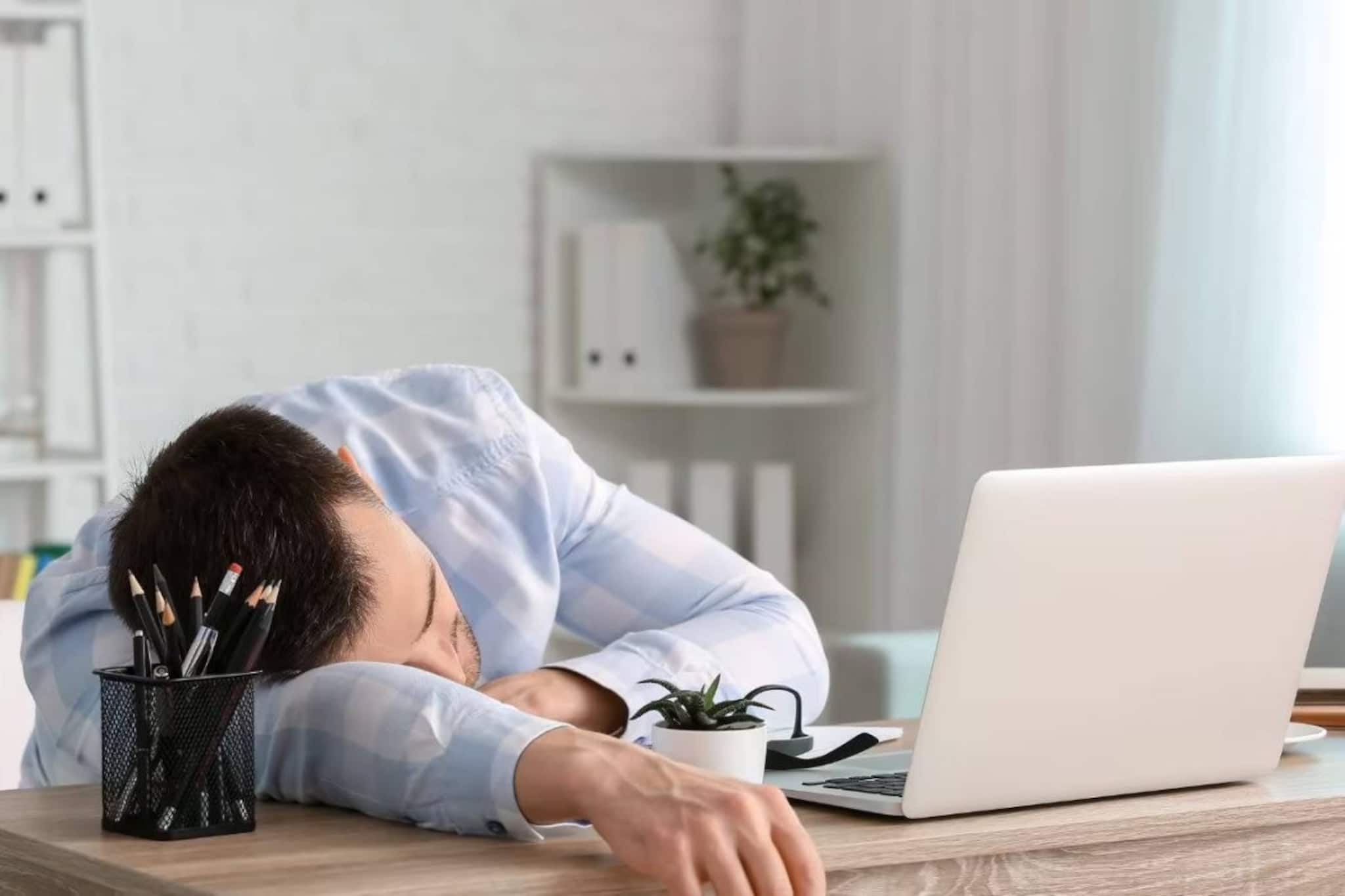 দুুপুরে খাওয়ার পরই তন্দ্রায় আমাদের চোখ জড়িয়ে আসে কেন? অফিসে ভাতঘুম এড়াতে কী করবেন, জানুন দুুপুরে খাওয়ার পরই তন্দ্রায় আমাদের চোখ জড়িয়ে আসে কেন? অফিসে ভাতঘুম এড়াতে কী করবেন, জানুন