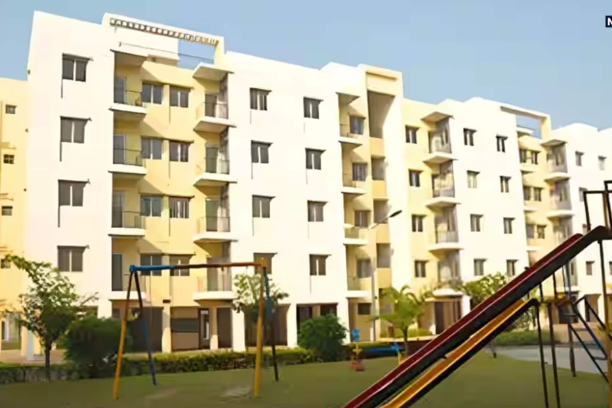 ট্যাংকারের জলেই দিন কাটছে, নিউটাউনের আবাসনে পানীয় জলের হাহাকার