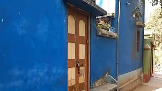 মৃত নার্সের গ্রামের বাড়ির দরজায় তালা৷ 