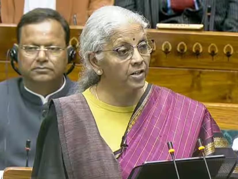 ১ ফেব্রুয়ারি অর্থমন্ত্রী নির্মলা সীতারমণ কেন্দ্রীয় বাজেট পেশ করেন। তিনি করদাতাদের জন্য বড় কোনো ঘোষণা করেননি। তবে, তিনি বেশ কয়েকটি গুরুত্বপূর্ণ ঘোষণা করেছেন। এর মধ্যে ছিল- পরিকাঠামো উন্নয়নে বাড়তি জোর,
সরকারের আর্থিক অবস্থান শক্তিশালী করার পদক্ষেপ,
এবং কর্মসংস্থান বৃদ্ধির ওপর বিশেষ গুরুত্ব। ১ ফেব্রুয়ারি অর্থমন্ত্রী নির্মলা সীতারমণ কেন্দ্রীয় বাজেট পেশ করেন। তিনি করদাতাদের জন্য বড় কোনো ঘোষণা করেননি। তবে, তিনি বেশ কয়েকটি গুরুত্বপূর্ণ ঘোষণা করেছেন। এর মধ্যে ছিল- পরিকাঠামো উন্নয়নে বাড়তি জোর,
সরকারের আর্থিক অবস্থান শক্তিশালী করার পদক্ষেপ,
এবং কর্মসংস্থান বৃদ্ধির ওপর বিশেষ গুরুত্ব।