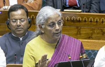 বাংলার ভোটের বছরে নির্মলার 'ছোট্ট' বাজেটে বড় প্রভাব? কত সময় নিয়ে বাজেট পড়লেন সীতারমণ!