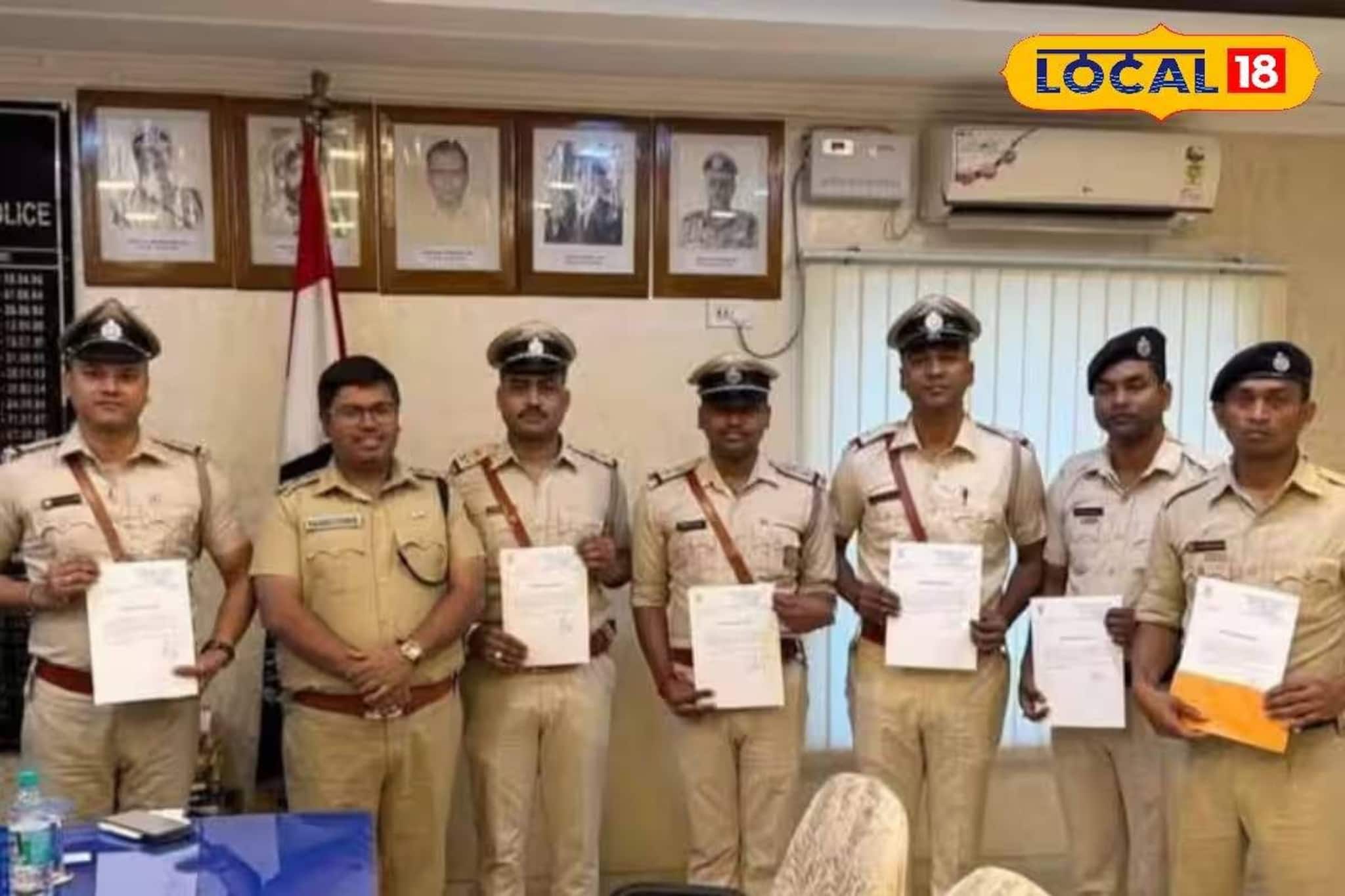 অশোকনগর থানার ওসি সহ ৬ পুলিশকর্মী পেলেন বিশেষ সম্মান! চিনে নিন তাঁদের অশোকনগর থানার ওসি সহ ৬ পুলিশকর্মী পেলেন বিশেষ সম্মান! চিনে নিন তাঁদের