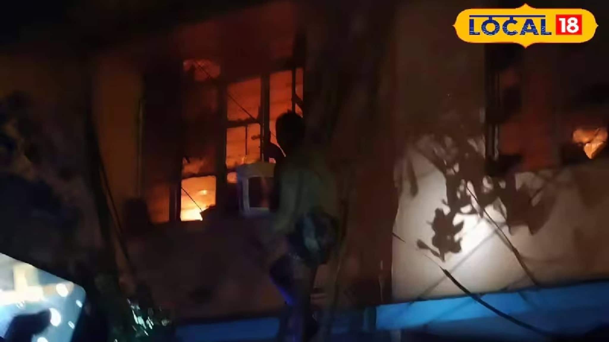 North 24 Parganas News: হাসনাবাদে বিধ্বংসী অগ্নিকাণ্ড! দাউ দাউ করে জ্বলল কারখানার দোতলার গোডাউন, কয়েক লক্ষ টাকার ক্ষয়ক্ষতির আশঙ্কা