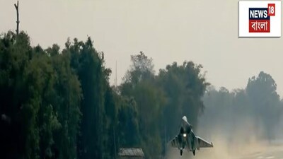 PM मोदी का विमान असम के डिब्रूगढ़ में राष्ट्रीय राजमार्ग पर उतरा.