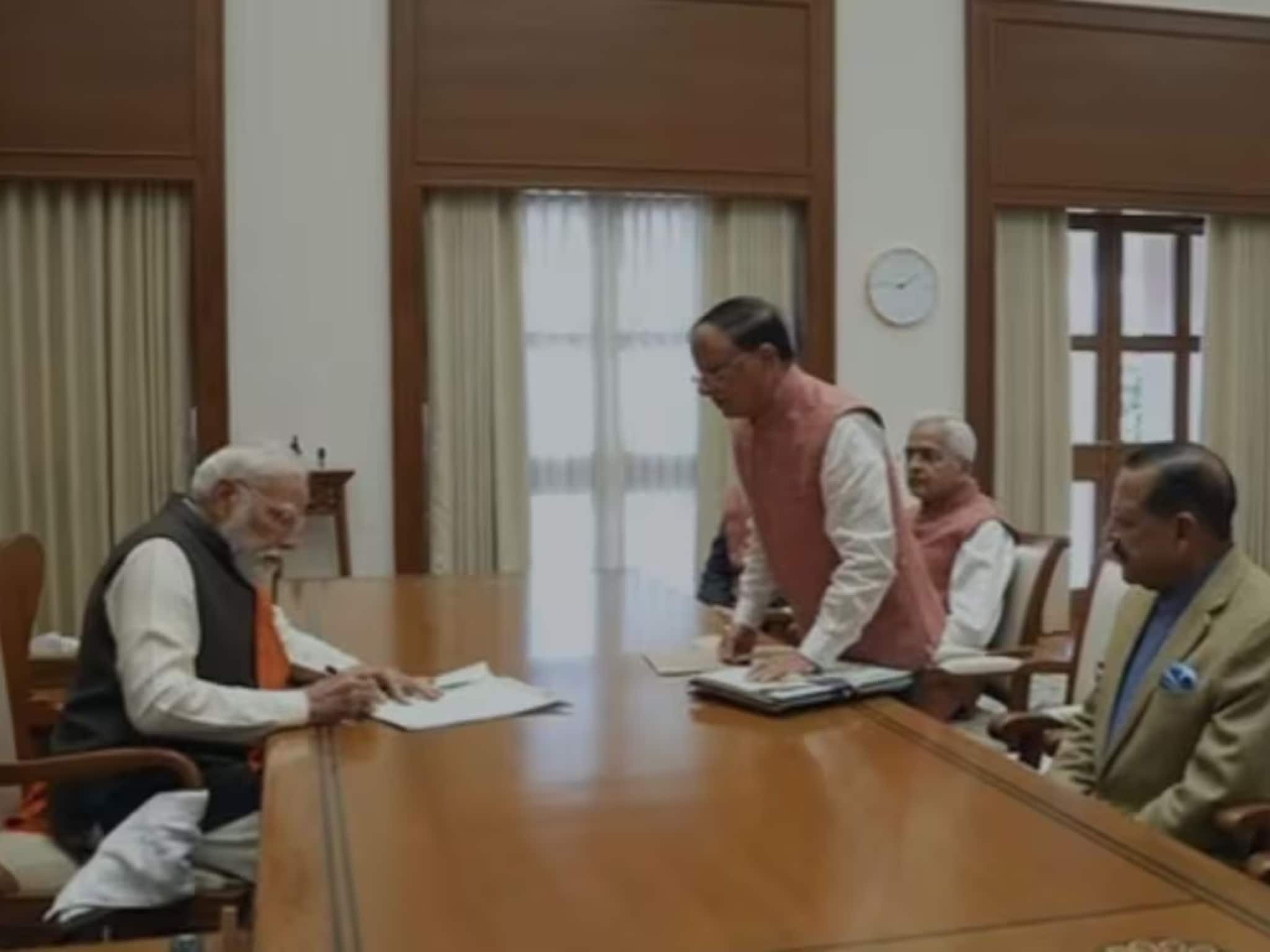 ‘লাখপতি দিদি থেকে কৃষি’! ‘সেবাতীর্থে’ বসে প্রথম দিনেই একগুচ্ছ ফাইলে সই মোদির ‘লাখপতি দিদি থেকে কৃষি’! ‘সেবাতীর্থে’ বসে প্রথম দিনেই একগুচ্ছ ফাইলে সই মোদির