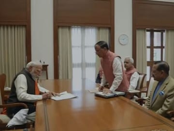 ‘লাখপতি দিদি থেকে কৃষি’! ‘সেবাতীর্থে’ বসে প্রথম দিনেই একগুচ্ছ ফাইলে সই মোদির ‘লাখপতি দিদি থেকে কৃষি’! ‘সেবাতীর্থে’ বসে প্রথম দিনেই একগুচ্ছ ফাইলে সই মোদির