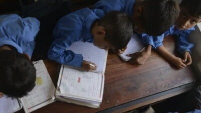 पाकिस्तान में शिक्षा संकट: 40% लोग अपना नाम भी नहीं लिख पाते, भोजन की कमी बढ़ी