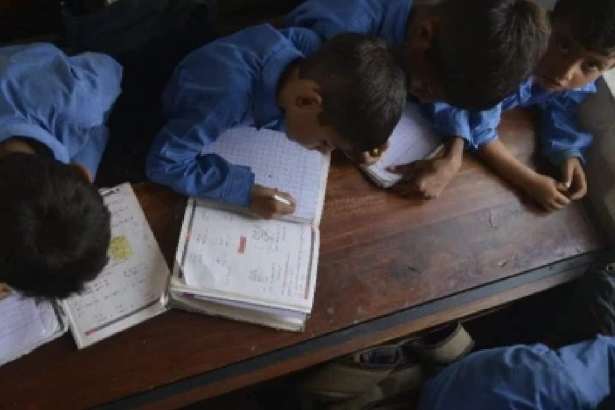 ৪০% মানুষ নিজের নামও লিখতে পারে না! দক্ষিণ এশিয়ার সবচেয়ে নিরক্ষর দেশ কোনটা জানেন? ৪০% মানুষ নিজের নামও লিখতে পারে না! দক্ষিণ এশিয়ার সবচেয়ে নিরক্ষর দেশ কোনটা জানেন?