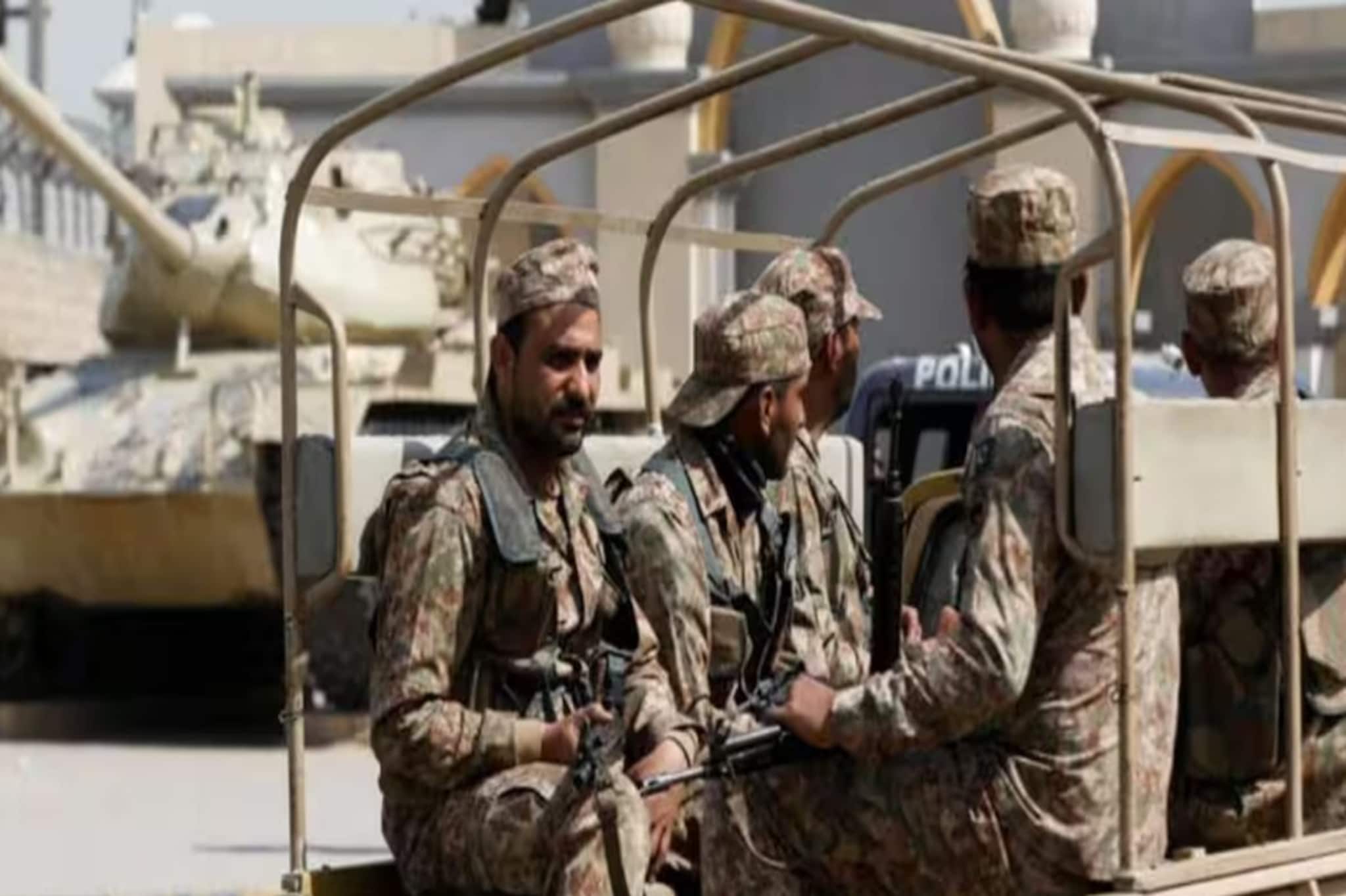 ১৭ জন পাক সেনাকে অপহরণ, সময় সাত দিন! শেহবাজ শরিফ সরকারকে বন্দি মুক্তির শর্ত দিল বিএলএ