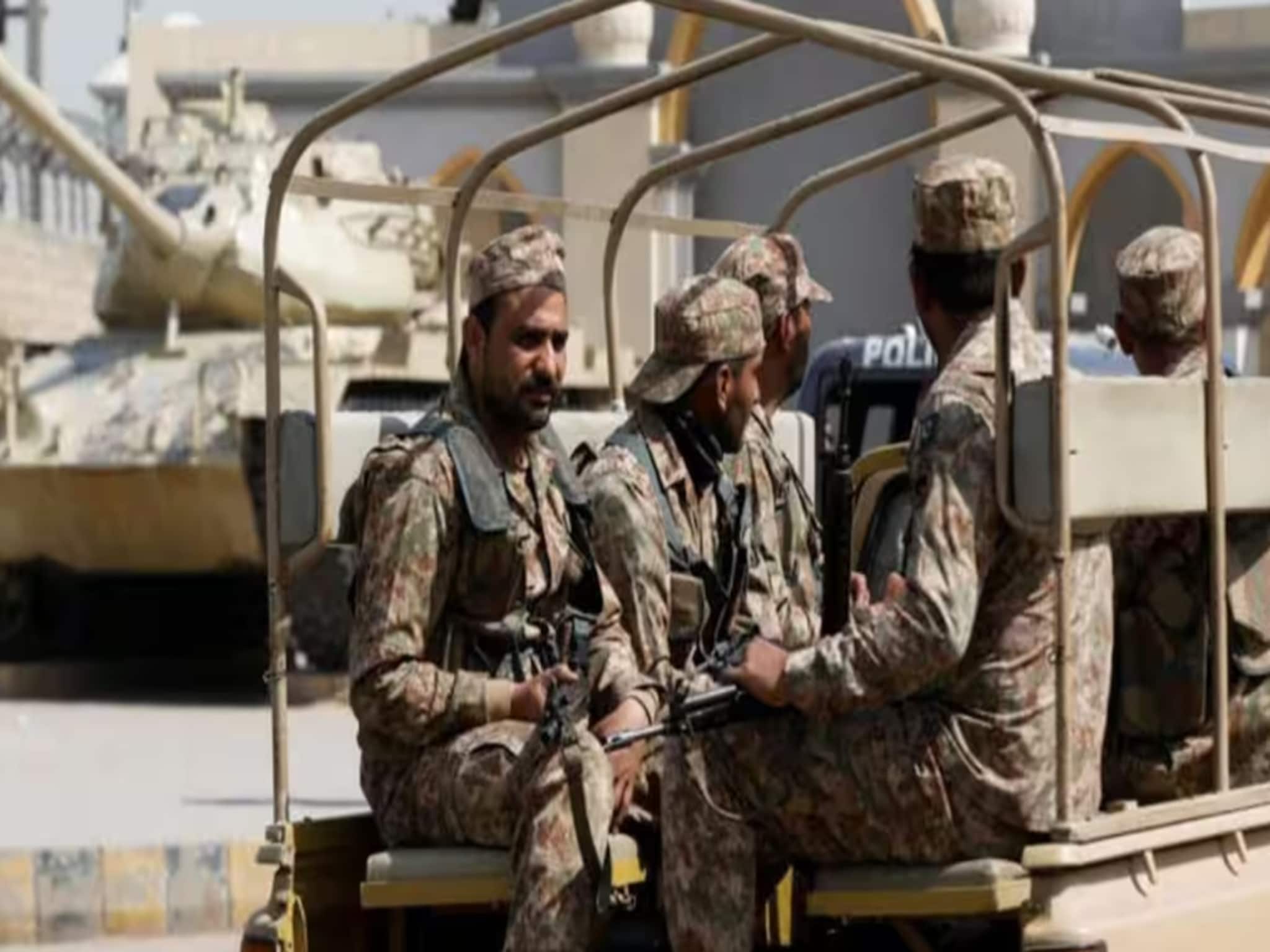 ১৭ জন পাক সেনাকে অপহরণ, সময় সাত দিন! শেহবাজ শরিফ সরকারকে বন্দি মুক্তির শর্ত দিল বিএলএ