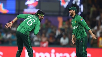 সুপার এইটের অঙ্কভারতের কাছে হারের পর পাকিস্তান আমেরিকার নিচে নেমে গেছে। গ্রুপ এ-তে থাকা ভারতীয় দল এখন পর্যন্ত তিনটি ম্যাচেই জয়লাভ করেছে, ৬ পয়েন্ট অর্জন করেছে এবং সুপার এইটে স্থান নিশ্চিত করেছে। ভারত গ্রুপে এক নম্বরে রয়েছে। দু'টি জয়ের পর চার ম্যাচে চার পয়েন্ট নিয়ে যুক্তরাষ্ট্র দ্বিতীয় স্থানে রয়েছে। পাকিস্তানেরও চার পয়েন্ট রয়েছে, কিন্তু ভারতের কাছে হেরে যাওয়ার পর তাদের নেট রান রেট মার্কিন যুক্তরাষ্ট্রের তুলনায় উল্লেখযোগ্যভাবে কমে যায়, যার ফলে তারা তৃতীয় স্থানে নেমে আসে। পাকিস্তান তিনটি ম্যাচ খেলেছে, যার মধ্যে দুটিতে জিতেছে।