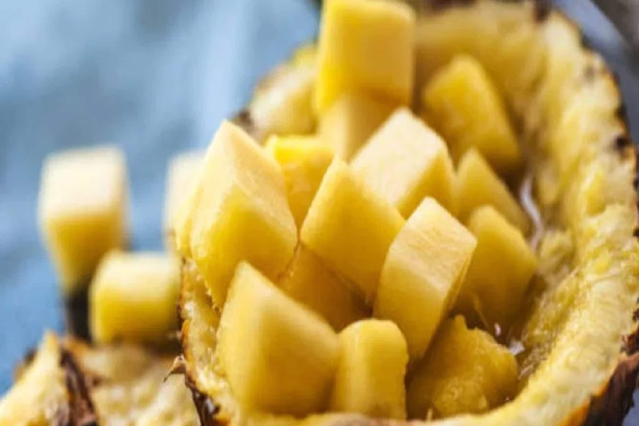 মুখে দিলেই 'খেলা' শুরু! সবার প্রিয় 'এই' ফল কুরে কুরে খেয়ে ফেলে 'মানুষের মাংস'! জানুন