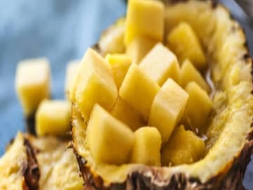 মুখে দিলেই 'খেলা' শুরু! সবার প্রিয় 'এই' ফল কুরে কুরে খেয়ে ফেলে 'মানুষের মাংস'! জানুন