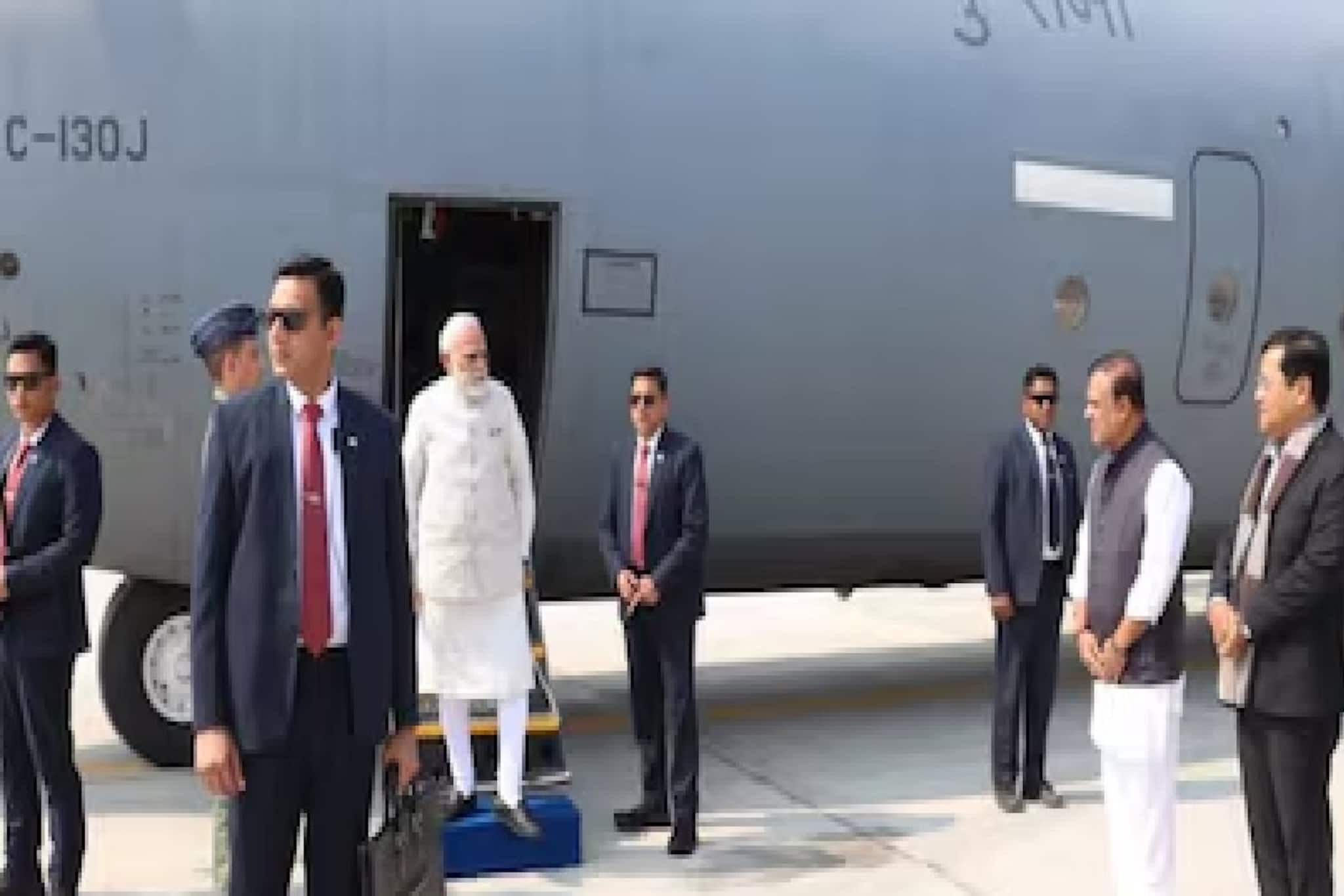 'ঐতিহাসিক' অবতরণ! উত্তর-পূর্বে ইমার্জেন্সি ল্যান্ডিং ফেসিলিটির রানওয়ে ছুঁল মোদির বিমান!