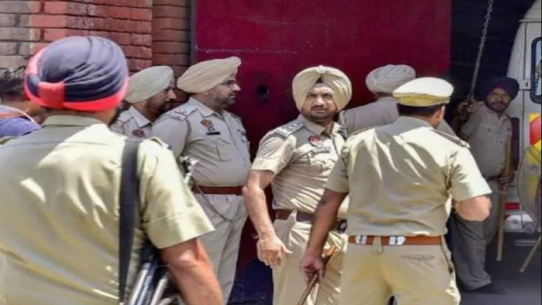 Punjab Police Death: আউটপোস্টের ভিতরে দুই পুলিশকর্মীর রক্তাক্ত দেহ!পঞ্জাবে ভারত-পাক সীমান্তের কাছে হাড় হিম করা ঘটনা