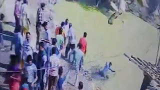 ঘটনার সিসিটিভি ফুটেজ থেকে নেওয়া দৃশ্য৷ 