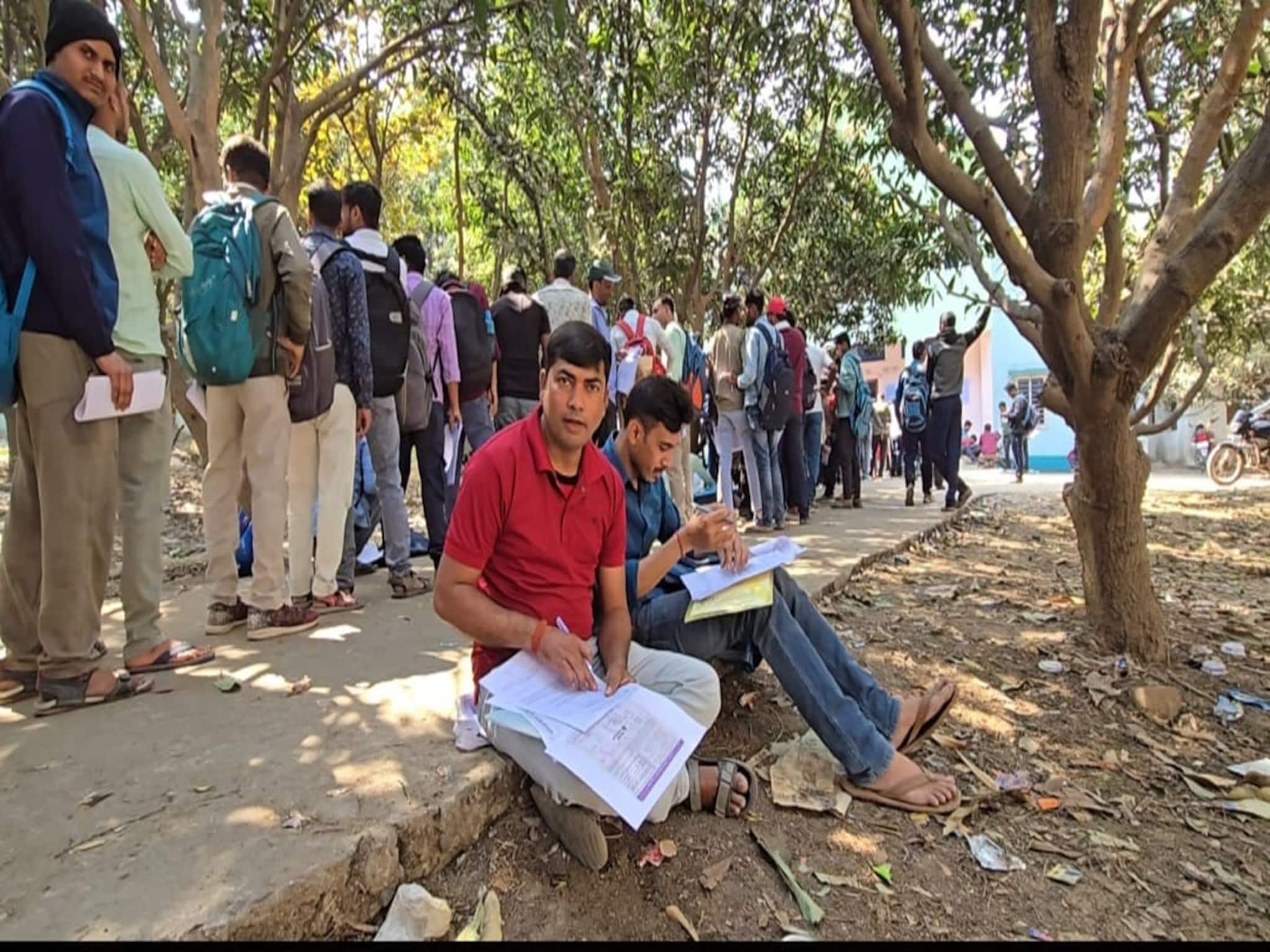 যুবসাথীর লাইনে এমএ, পিএইচডি থেকে ডাক্তারি পড়ুয়া! ভাতাকে স্বাগত জানিয়েও উঠছে চাকরির দাবি