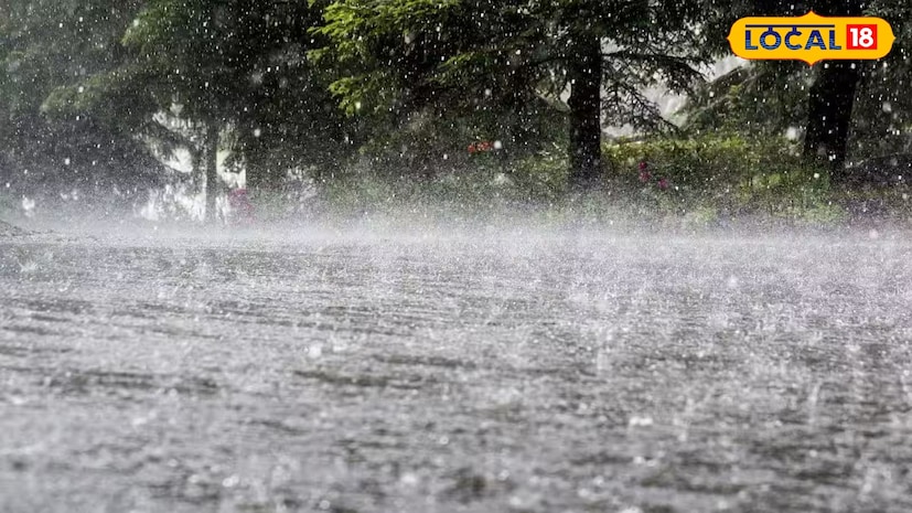 শীতের বিদায় লগ্নে বৃষ্টির ভ্রুকুটি। বঙ্গোপসাগরে সৃষ্টি হওয়া নিম্নচাপের জেরে মঙ্গলবার রাতে বৃষ্টিতে ভিজেছে রাজ্য। যদিও ক্রমশ শক্তি হারিয়েছে নিম্নচাপ। বুধবার থেকে আকাশ পরিষ্কার থাকবে বলেই জানাচ্ছে আবহাওয়া দফতর। দক্ষিণবঙ্গে তাপমাত্রা নামার সম্ভাবনা না থাকলেও, নিম্নচাপের বৃষ্টিতে উত্তরবঙ্গে নেমেছে পারদ। বুধবার সারাদিন কেমন থাকবে উত্তরের বিভিন্ন জেলার তাপমাত্রা? জানুন লেটেস্ট ওয়েদার আপডেট... শীতের বিদায় লগ্নে বৃষ্টির ভ্রুকুটি। বঙ্গোপসাগরে সৃষ্টি হওয়া নিম্নচাপের জেরে মঙ্গলবার রাতে বৃষ্টিতে ভিজেছে রাজ্য। যদিও ক্রমশ শক্তি হারিয়েছে নিম্নচাপ। বুধবার থেকে আকাশ পরিষ্কার থাকবে বলেই জানাচ্ছে আবহাওয়া দফতর। দক্ষিণবঙ্গে তাপমাত্রা নামার সম্ভাবনা না থাকলেও, নিম্নচাপের বৃষ্টিতে উত্তরবঙ্গে নেমেছে পারদ। বুধবার সারাদিন কেমন থাকবে উত্তরের বিভিন্ন জেলার তাপমাত্রা? জানুন লেটেস্ট ওয়েদার আপডেট...