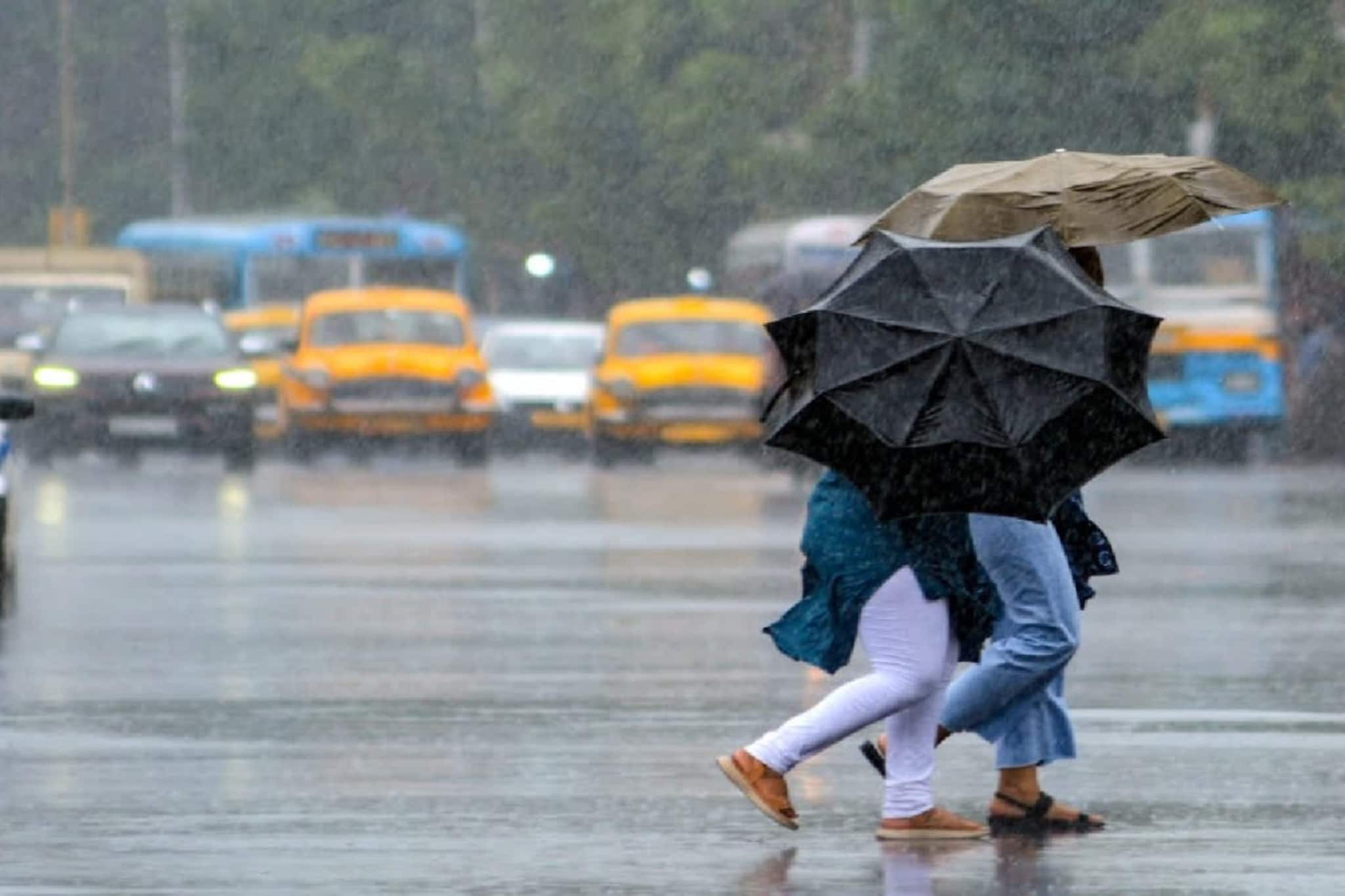 হাতে আর কয়েক ঘণ্টা, বসন্তের বৃষ্টিতে ভিজবে কলকাতা-সহ ১৪ জেলা! মঙ্গলে বাড়বে বৃষ্টি, আপডেট