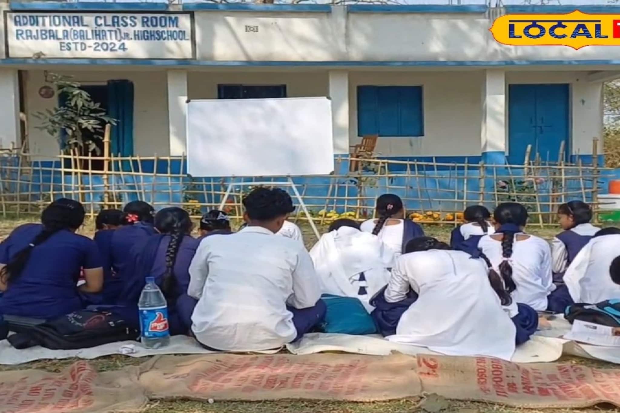 স্কুলে পর্যাপ্ত ঘর নেই, রেল শহর খড়গপুরে খোলা আকাশের নীচে বিদ্যালয়ের পঠন-পাঠন