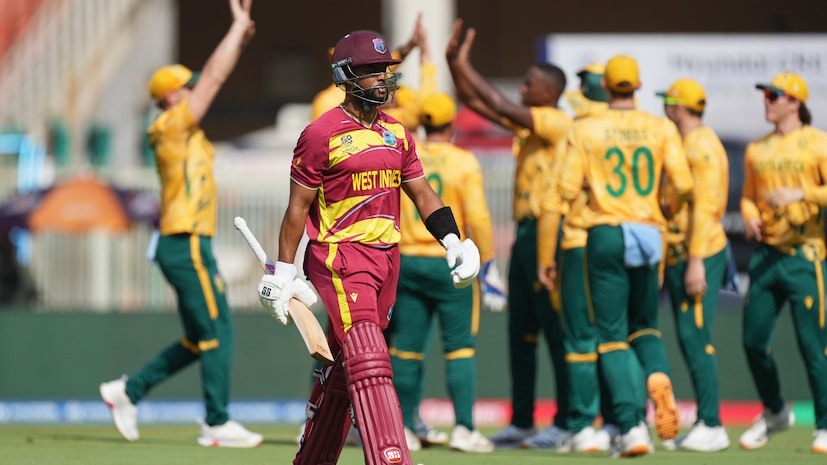 দক্ষিণ আফ্রিকার বিরুদ্ধে প্রথম ম্যাচ বড় ব্যবধানে হারের ফলে টি-২০ বিশ্বকাপের সেমিফাইনালে ওঠার লড়াইয়ে চাপে ভারত। সেমির দৌড়ে থাকতে হলে গুরুত্বপূর্ণ দক্ষিণ আফ্রিকা বনাম ওয়েস্ট ইন্ডিজ ম্যাচ। দক্ষিণ আফ্রিকার বিরুদ্ধে প্রথম ম্যাচ বড় ব্যবধানে হারের ফলে টি-২০ বিশ্বকাপের সেমিফাইনালে ওঠার লড়াইয়ে চাপে ভারত। সেমির দৌড়ে থাকতে হলে গুরুত্বপূর্ণ দক্ষিণ আফ্রিকা বনাম ওয়েস্ট ইন্ডিজ ম্যাচ।